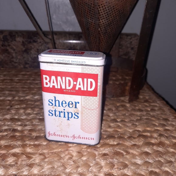 Vintage Johnson & Johnson Bandaid tin - Picture 1 of 7